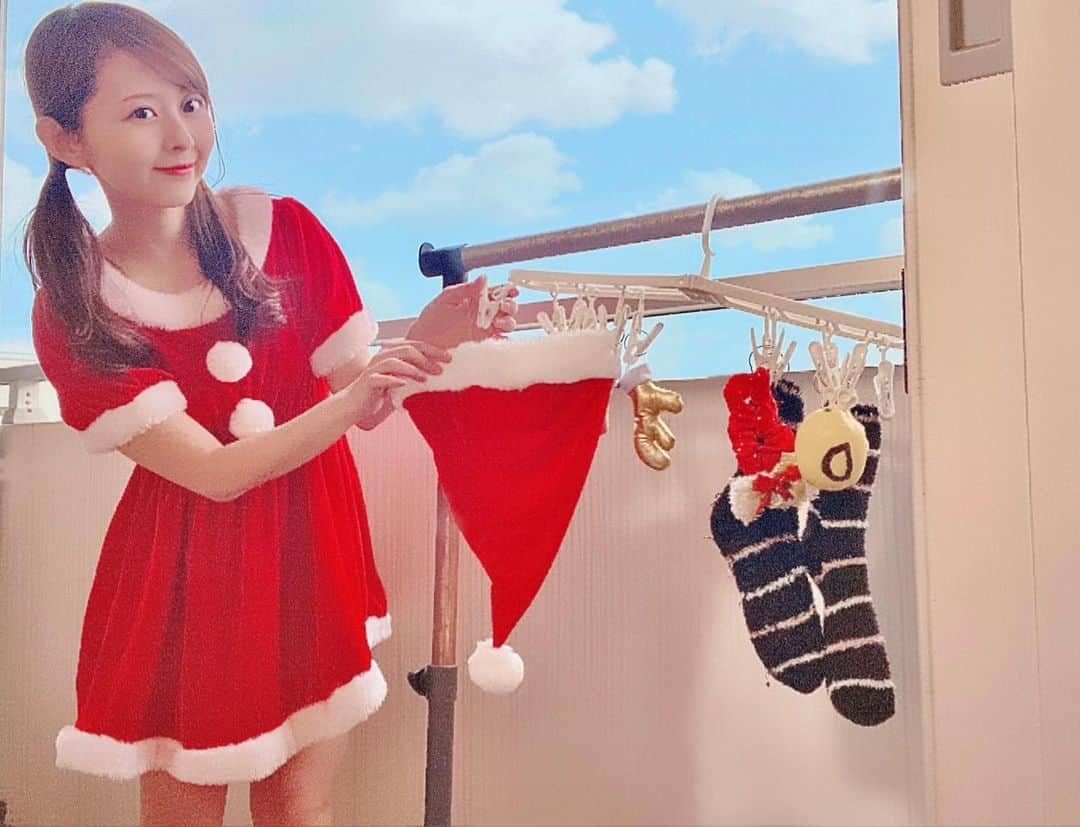 かとう唯さんのインスタグラム写真 - (かとう唯Instagram)「サンタクロースの昼間の仕事は せんたくほーす  メリークリスマス🎄🎅✨🎄💕   #だじゃれ　#ダジャレ　#駄洒落　#ダジャレント　#だじゃれアンバサダー　#かとう唯　#レモン　#檸檬　#れもん　#だじゃれもん　#サンタコス　#サンタクロース #昼間　#洗濯　#意外と普通の家　#トナカイの角も干す」12月25日 18時26分 - yuimscl0630