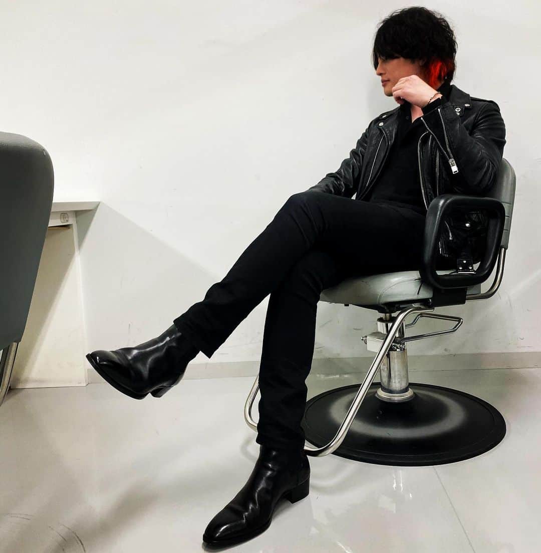磯部寛之のインスタグラム：「Thank you MUSIC STATION! It was a lot of fun playing our newest tune. See you soon! Hiro Mステありがとうございました！新曲演奏しましたが、楽しい時間でした。またすぐお会いしましょう！ひろ #alexandros #musicstation #mステ #テレ朝 #もう #年の瀬 #です #ね」