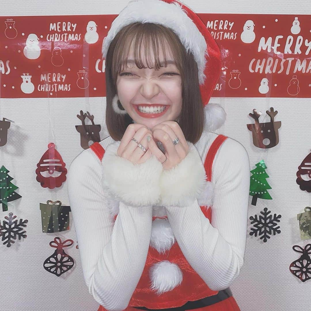 齋藤里佳子のインスタグラム：「*﻿ ﻿ ﻿ ﻿ ﻿ 🎅🏻🎄﻿ ﻿ ﻿ ﻿ Merry Christmas with lots of love...﻿ ﻿ ﻿ ﻿ ﻿ ﻿ ┈┈┈┈┈ ❁ ❁ ❁ ┈┈┈┈┈﻿ ﻿ #齋藤里佳子 #dearkiss #portrait ﻿ #rikakootd #ootd #fashion﻿ #コーディネート #ファッション #ボブヘア ﻿ #クリスマス #クリスマスイブ #サンタコス﻿ #サンタ #メリクリ #コスプレ #santa﻿ #christmas #xmas #cosplay ﻿ #코디 #산타 #크리스마스﻿ #패션스타그램 #단발머리 ﻿ #photography #instagood #instaphoto ﻿ #followme‬ #팔로우」