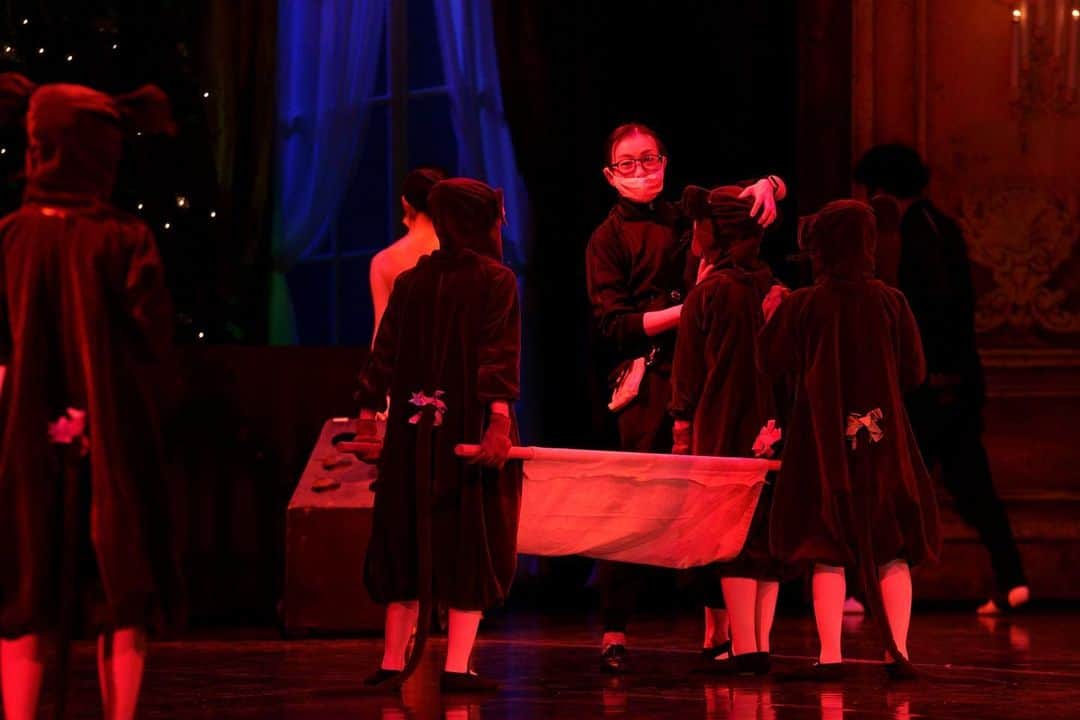 牧阿佐美バレヱ団さんのインスタグラム写真 - (牧阿佐美バレヱ団Instagram)「写真で振り返る2020年12月公演「くるみ割り人形」　番外編 劇場でのレッスンや舞台裏、本番にのぞむダンサーの様子をダンサーズブログに掲載しています。  撮影：山村 隆彦　@smileyamamura  全ての写真は、ダンサーズブログからご覧ください。 ダンサーズブログは（ @asamimakiballettokyo ）プロフィール欄にあるURLからご覧いただけます。  <お知らせ> 「くるみ割り人形」(12/12公演)見逃し配信中！ 「くるみ割り人形」は今週日曜日まで見逃し配信期間です。今からでも配信チケットをご購入いただけます。 今週末はぜひ、おうちでゆっくりしながらバレエをお楽しみください。  「くるみ割り人形」ライブ配信チケットご購入はこちら（見逃し配信中～12/27） https://tv.rakuten.co.jp/content/362026/ ※ご購入には、楽天IDによるログインが必要です。  * * * * * #牧阿佐美バレヱ団 #牧阿佐美バレエ団 #AsamiMakiBallet #ballet #balletdancer #バレエ #クラシックバレエ #くるみ割り人形 #nutcracker #文京シビックホール」12月25日 18時28分 - asamimakiballettokyo