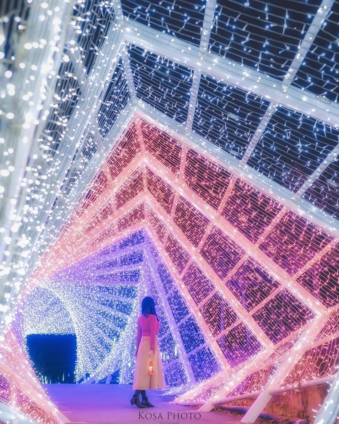 コサさんのインスタグラム写真 - (コサInstagram)「クリスマスが終わるともう年末ですね〜  インスタのベストナインとか… そんな季節かぁ〜 . Location:京都 Kyoto / Japan🇯🇵 Date:2020年12月 . #synesthesiahills #シナスタジアヒルズ #るり渓イルミネーション #japan_night_view_member #raytrekフォトコンテスト2020 #レイトレッククリエイター #そうだ京都行こう #retrip_kyoto #kyotopi #南丹フォトコン2020 #art_of_japan_ #tokyocameraclub #dpj_member #team_jp_ #IG_PHOS #photo_jpn #ptk_japan #pt_life_ #bestjapanpics #Lovers_Nippon #light_nikon #sorakataphoto #LBJ_Legend #広がり同盟メンバー #nipponpic_member #special_spot_legend #s_shot #japan_of_insta #bestphoto_japan #Rox_Captures」12月25日 18時30分 - kosa_photo