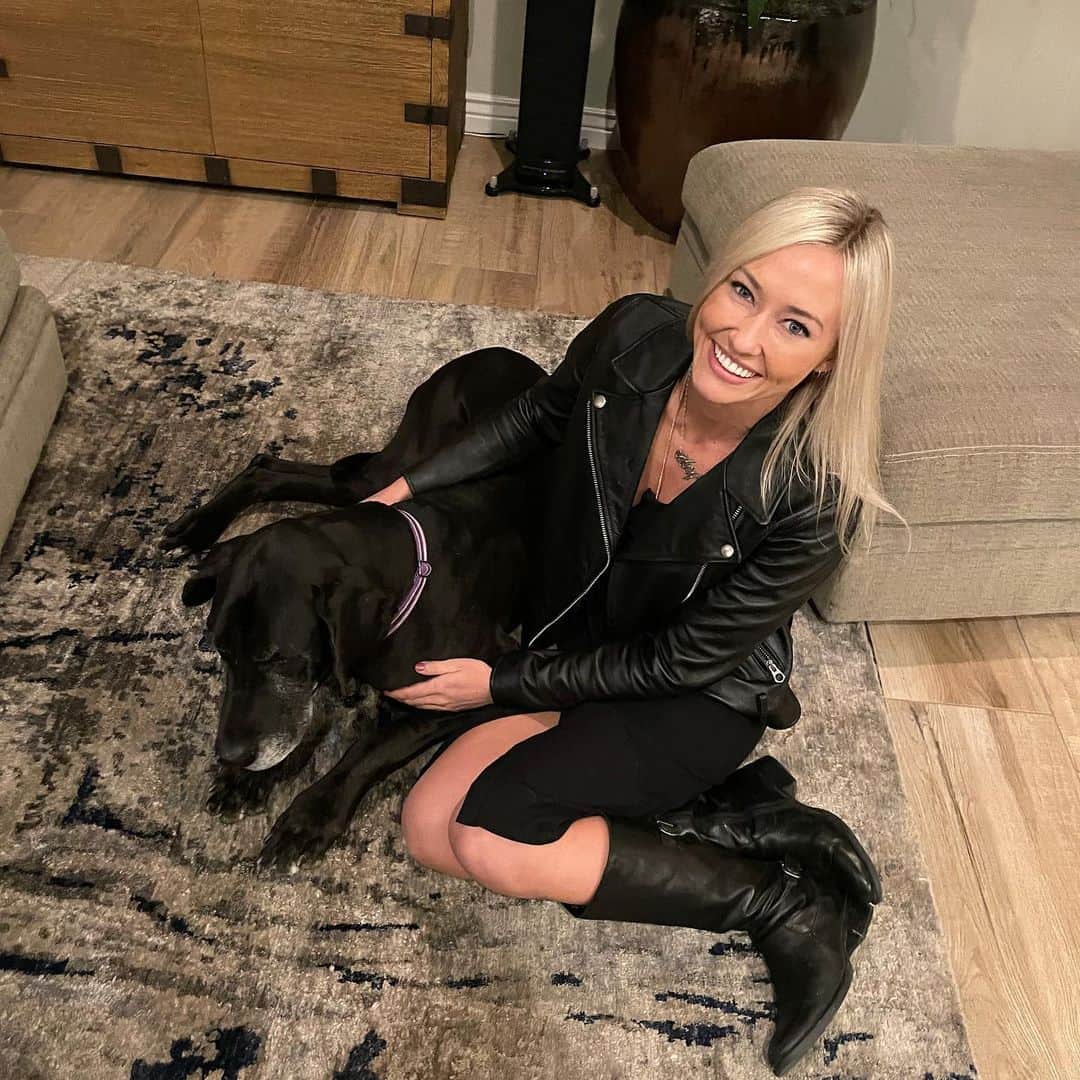 シエラ・ブレア・コイルのインスタグラム：「Merry Christmas 🖤🎄 Thanks Roxy (the dog) for letting me utilize your cuteness for a photo 🐶」