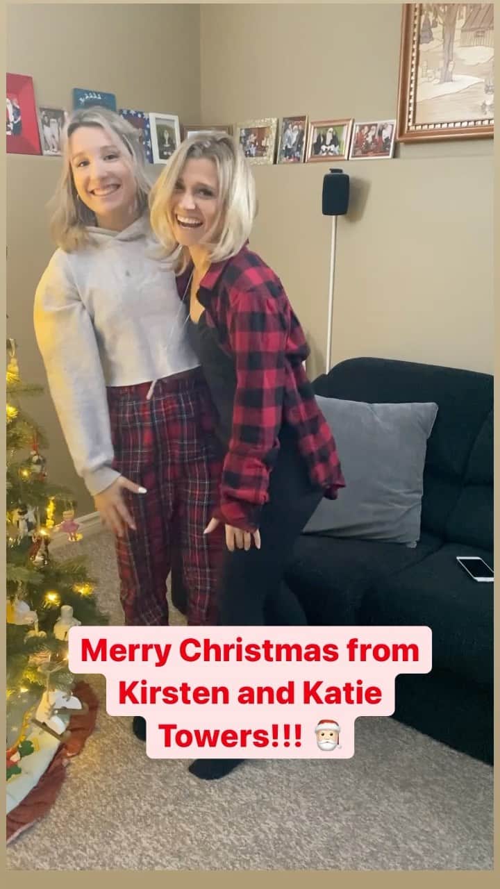 カーステン・ムーア＝タワーズのインスタグラム：「Merry Christmas from Kirsten and Katie Towers 🎅🏻❤️」