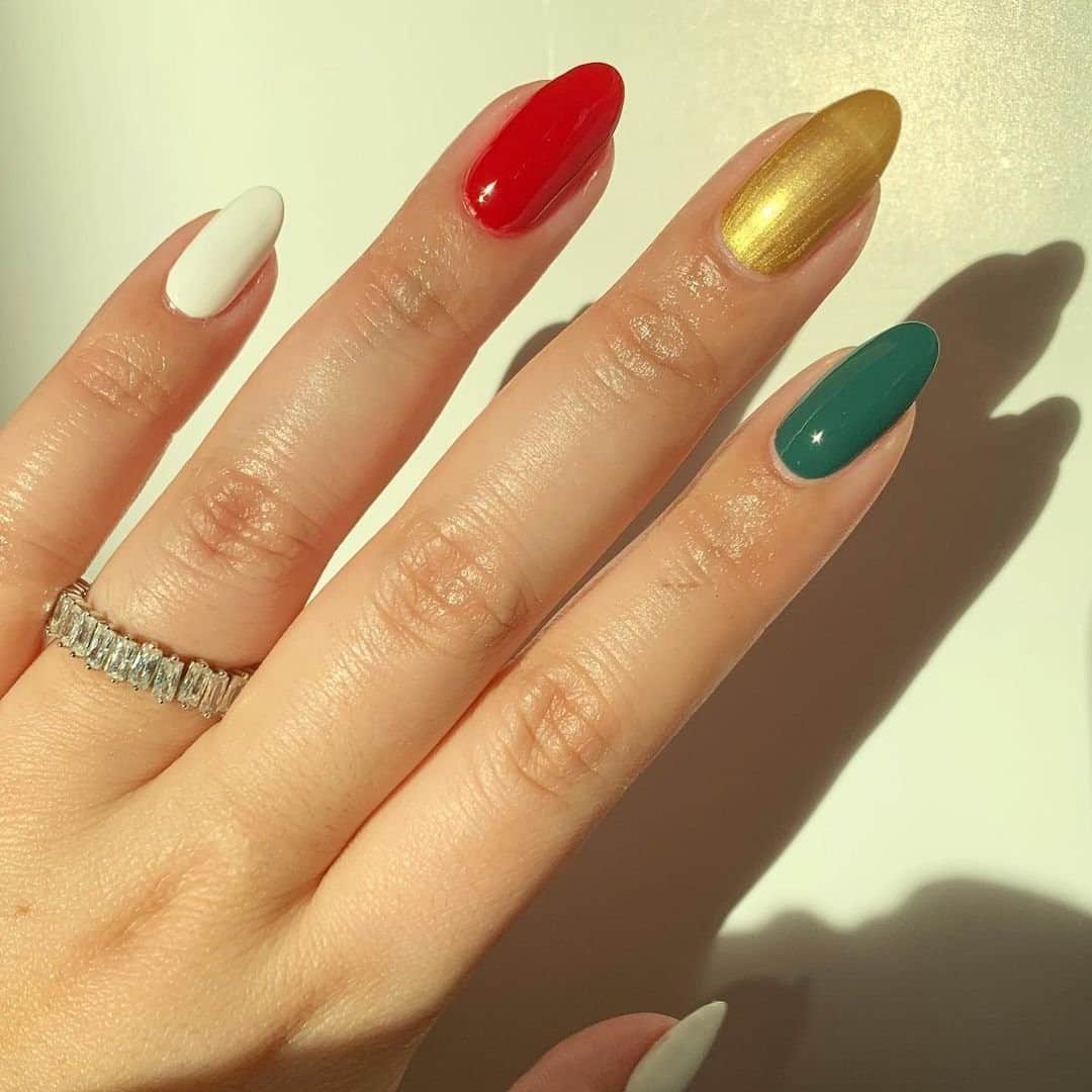 OPIさんのインスタグラム写真 - (OPIInstagram)「Need an easy #Christmas nail idea? Swatch your most festive shades! 🎄✨ @nailartbysig used #AlpineSnow, #BigAppleRed, #ThisGoldSleighsMe, and #StayOfftheLawn. 💚  #OPIObsessed #ColorIsTheAnswer #NOTD #NailSwag #NailsOfInstagram #NailsOnFleek #NailPolish #Nails #OPI」12月26日 4時00分 - opi