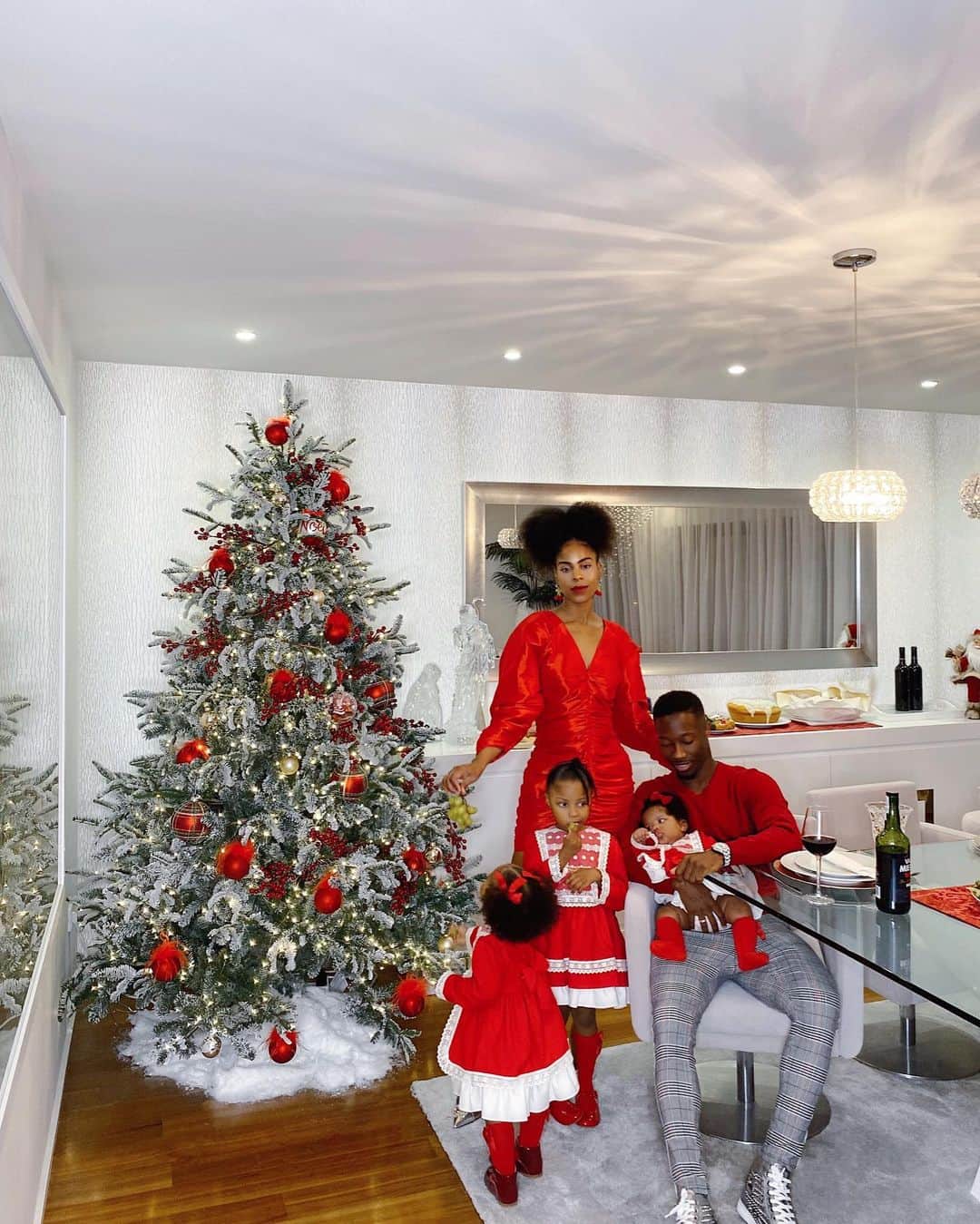 カルロス・マネのインスタグラム：「Feliz Natal 🎄🎁 A nossa família deseja um santo e feliz Natal a todos vocês 🎄🎁 #natal #natal2020 #natalemfamília #familia #merrychristmas #froheweihnachten」