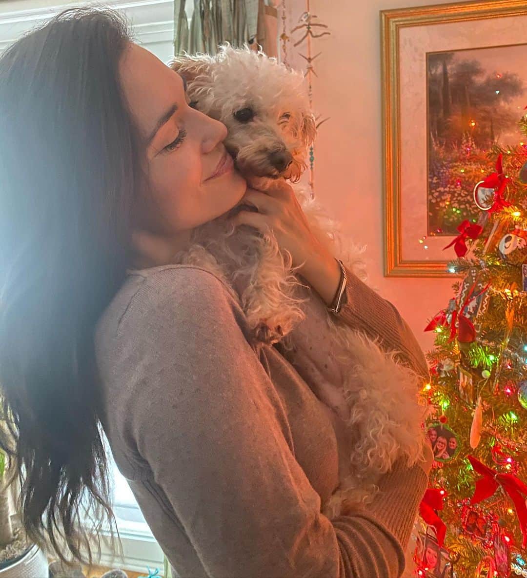 トーレイ・デヴィートのインスタグラム：「Merry Christmas from me and my Homie girl 🎄! Sending you all lots of love and joy today!   This year has been one hell of a ride, but one thing that has kept me sane is knowing that we are all on this roller coaster together.  Christmas looks so different for everyone this year. Some more so than others. Try to find something you’re grateful for today, even if it’s just one thing, let that one thing make you smile extra. I am so grateful that even though I can’t be with the rest of my family, whom I miss so much, I can at least be with my Mama and three wonderful dogs!  I also feel so filled with gratitude that my little pup Twigs is still with us today, even though I was warned she may not make it to Christmas. Those things make me feel extraordinarily lucky today!   Take extra time to tell (text 😷) family and friends what they mean to you. ❤️ Maybe put on your favorite Christmas album and dance ! Snuggle up and watch a good movie. Whatever you do and whether you’re alone or not, do something that makes you feel good. We will get through this year and we will through this pandemic eventually.   Stay safe, hang in there and have a Merry, Merry Christmas !   With love. xo」