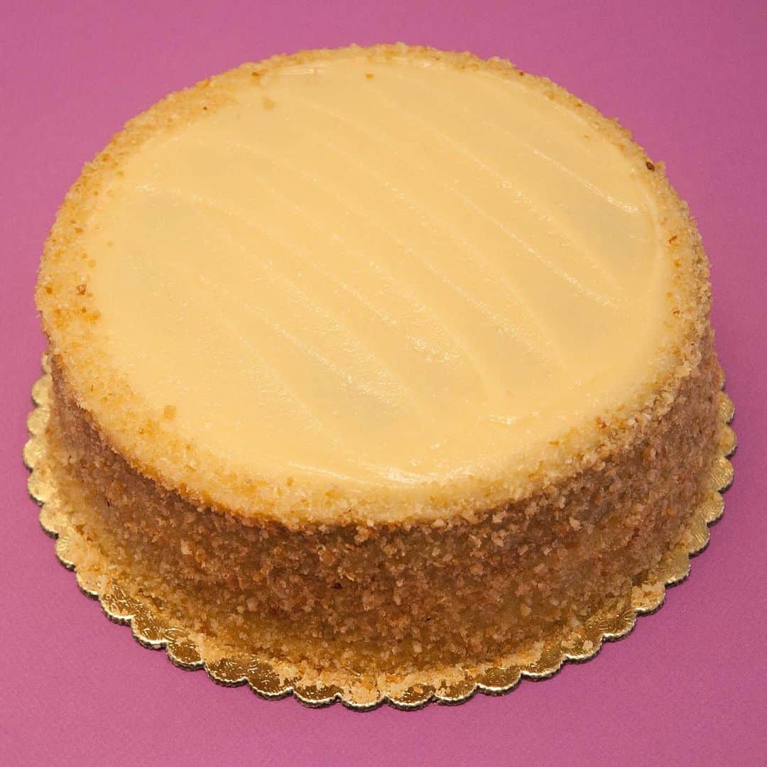 Zippy's Restaurantsのインスタグラム：「Chantilly Cake for all the good girls and boys this year. Pfffttt...why not a piece for the naughty ones as well? It’s Christmas after all.」