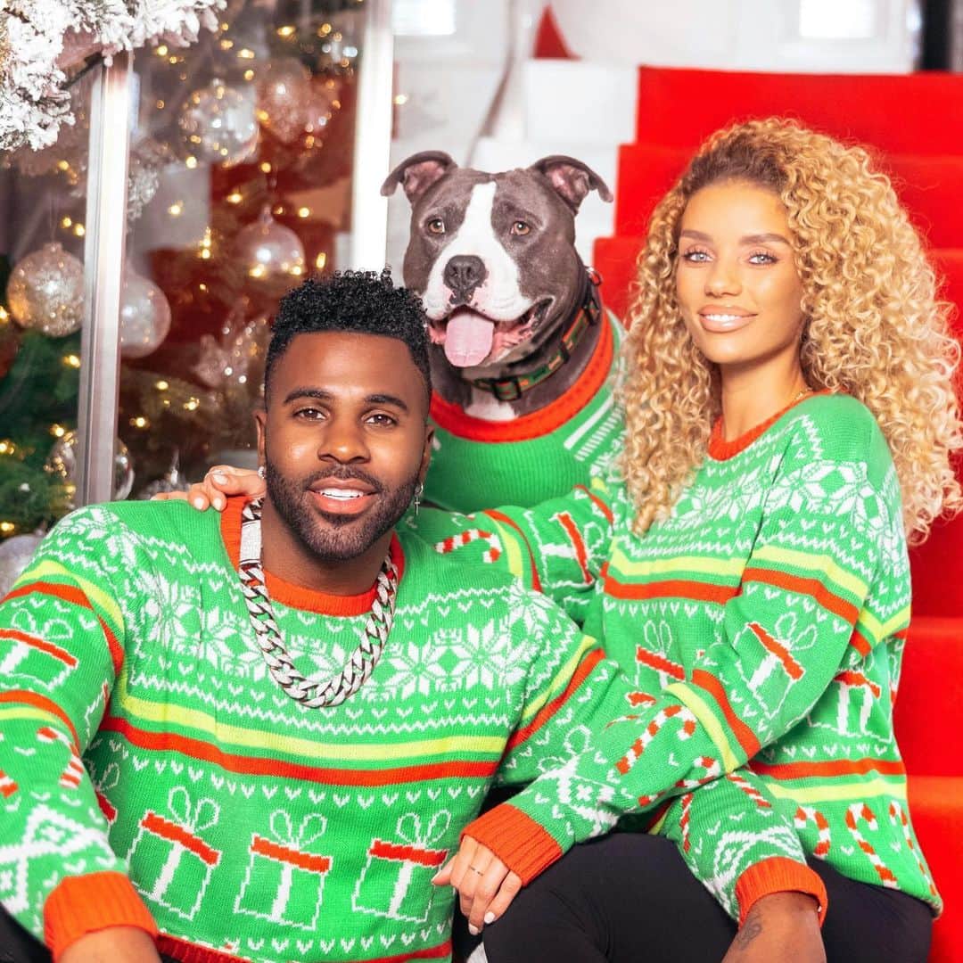 ジェイソン・デルーロのインスタグラム：「Big Merry Christmas. Hope you like the Ugly sweaters @JenaFrumes got us🙄😂😂🎄💚」