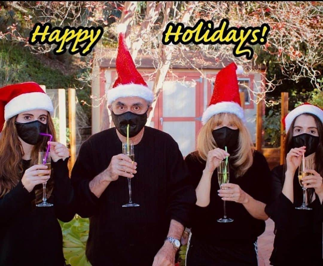 ヴァネッサ・マラーノのインスタグラム：「Happy Holidays from the Marano family! ❤️💚 #holidays2020」