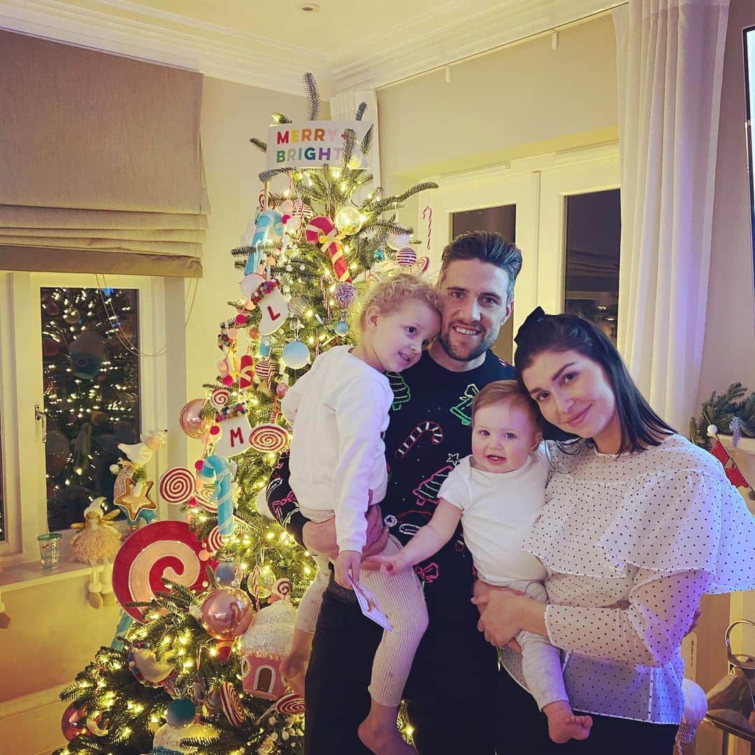 マーティン・ケリーのインスタグラム：「Merry Christmas everyone🎄, stay safe and wishing you all health and happiness for 2021! 😇🤗」