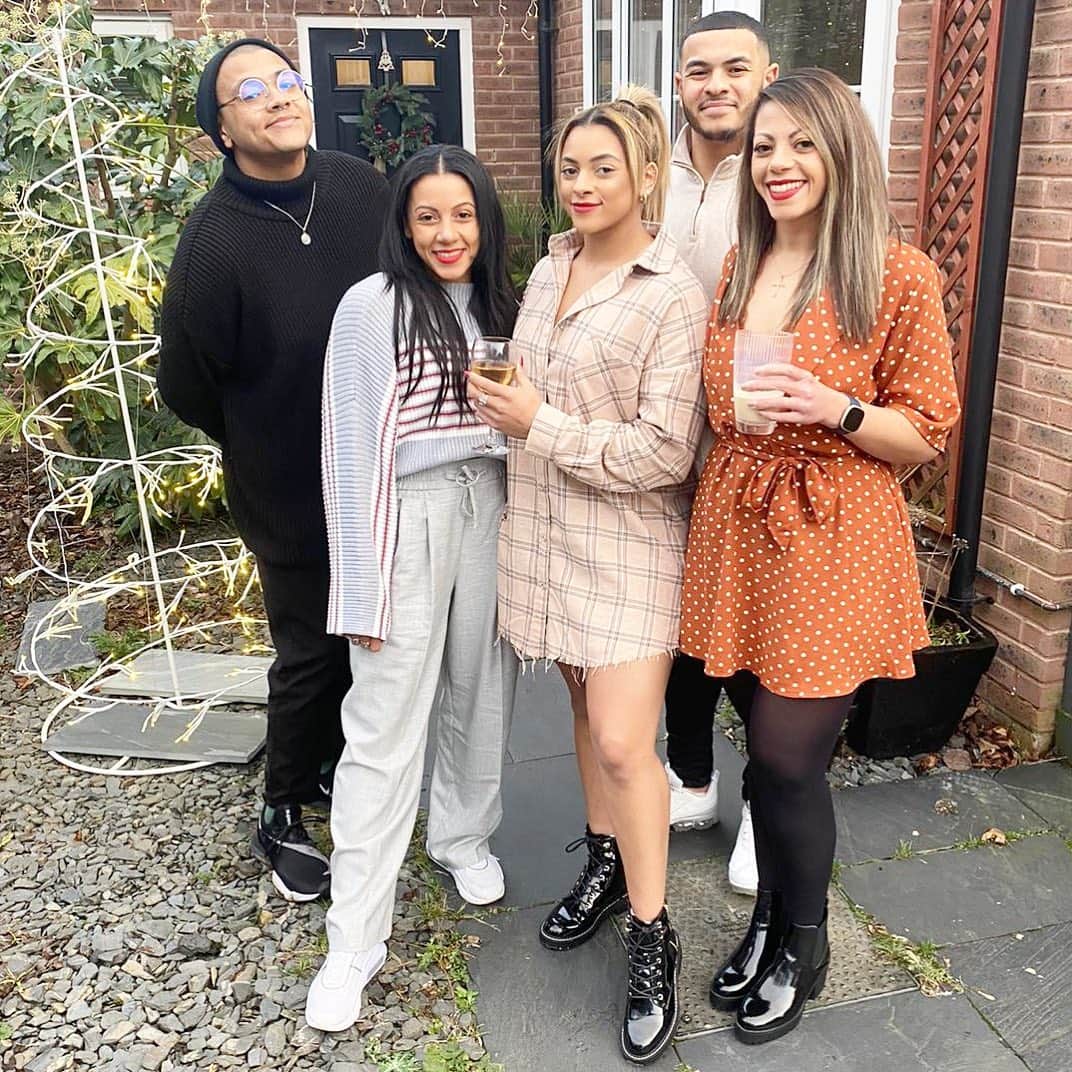 レベッカ・ダウニーのインスタグラム：「XMAS 2020  Grateful for them 🖤」
