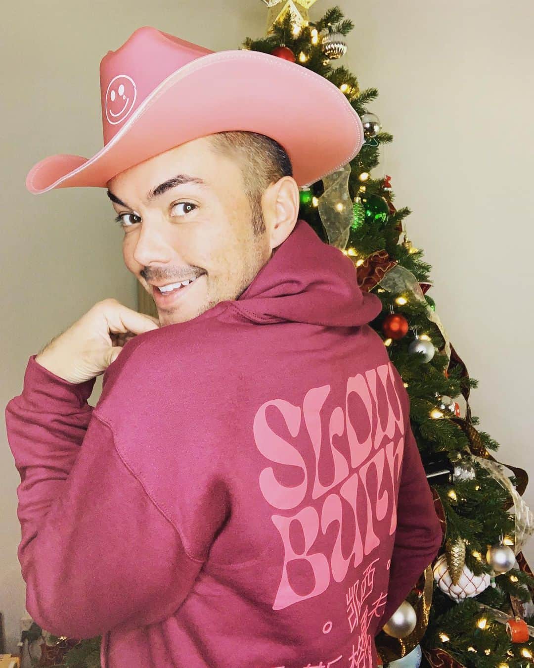 アンソニー・ラモスのインスタグラム：「It’s a VERY KACEY Christmas morning over here ⚡️🤠🎁」