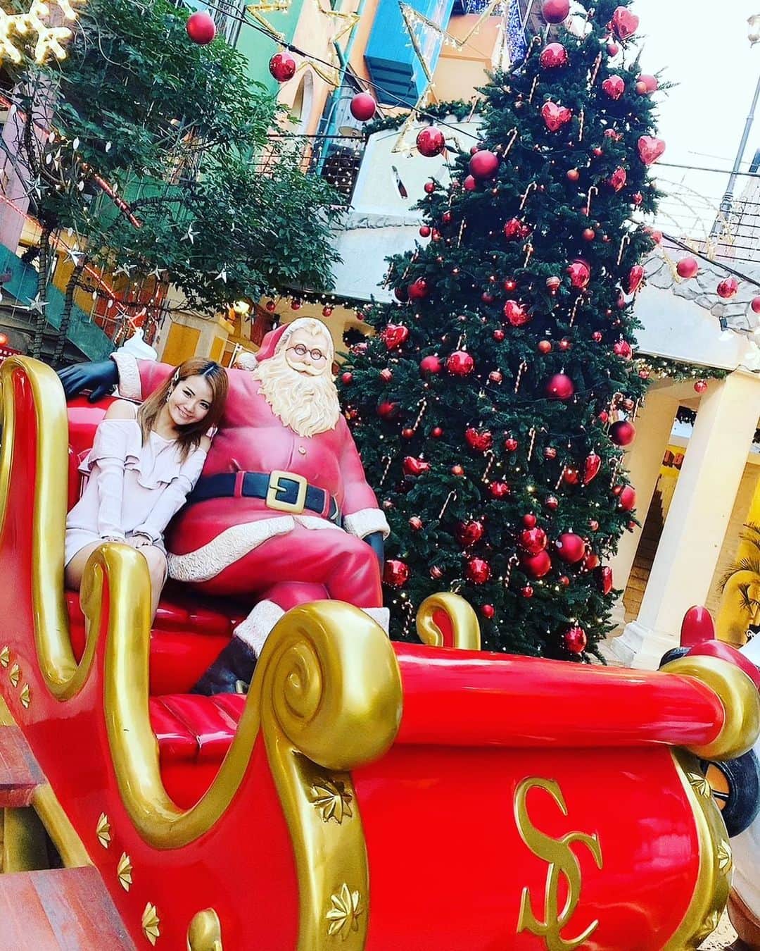KARENさんのインスタグラム写真 - (KARENInstagram)「、 クリスマス行くよってほとんど言われなかったから さみしいクリスマスかなあってさみしいなあって思ってたら 会いに来てくれた人が意外といて 嬉しかった(´•ω•̥`) 、 、 カメラマンりりー‎(◍˃ ᵕ ˂◍) #バーレスク東京 #バーレスク #バーレスク東京かれん #六本木 #ショーパブ #ショー #ダンス #burlesque #ショーガール #エンターテインメント  #burlesquetokyo #dance #roppongi #xoxo #girl #me #l4l #show #showgirl #dance #dancer #japan #japanesedancer #instagood #おうち時間　#stayhome #ダンス好きな人と繋がりたい」12月26日 4時17分 - karen_burlesque