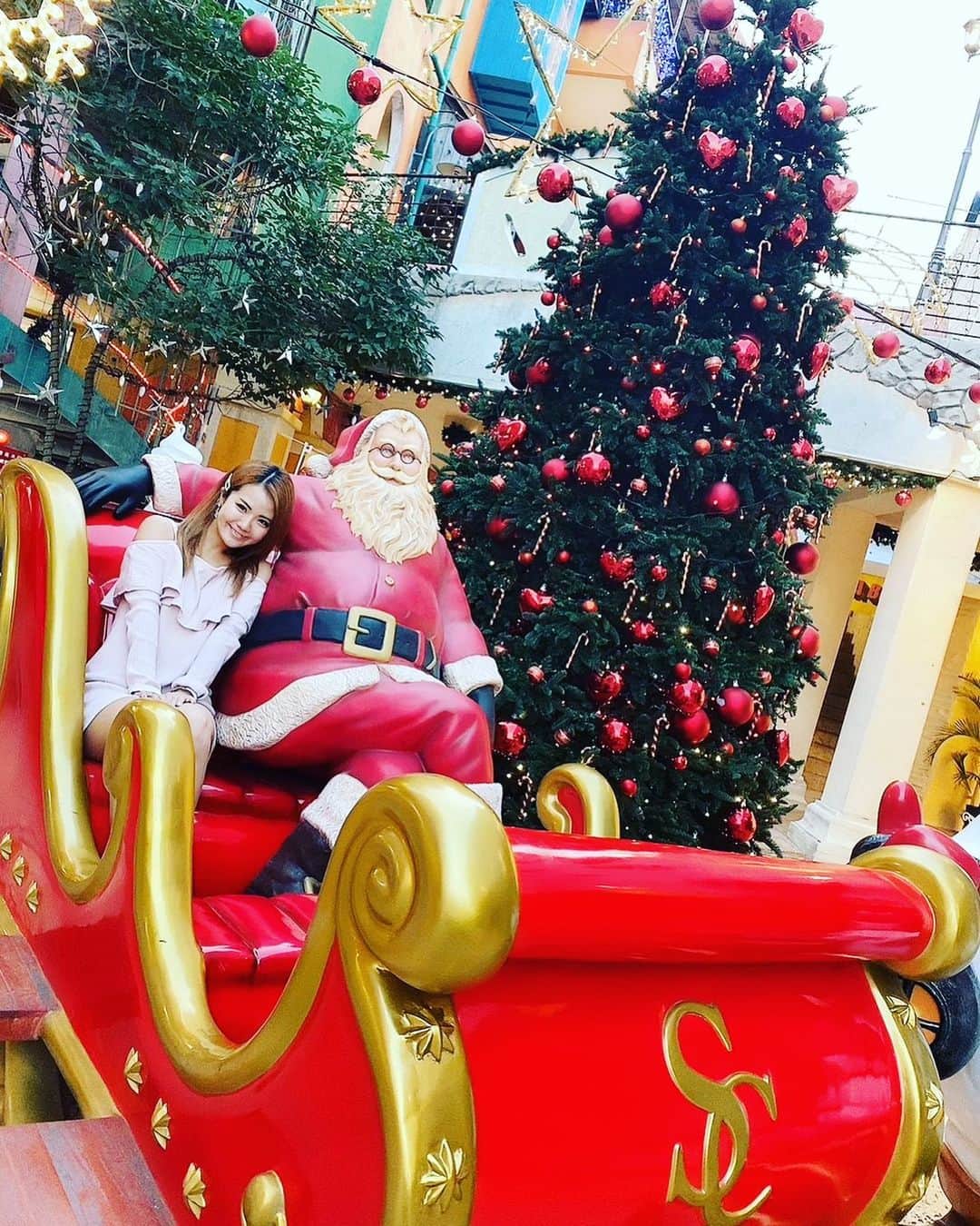 KARENのインスタグラム：「、 クリスマス行くよってほとんど言われなかったから さみしいクリスマスかなあってさみしいなあって思ってたら 会いに来てくれた人が意外といて 嬉しかった(´•ω•̥`) 、 、 カメラマンりりー‎(◍˃ ᵕ ˂◍) #バーレスク東京 #バーレスク #バーレスク東京かれん #六本木 #ショーパブ #ショー #ダンス #burlesque #ショーガール #エンターテインメント  #burlesquetokyo #dance #roppongi #xoxo #girl #me #l4l #show #showgirl #dance #dancer #japan #japanesedancer #instagood #おうち時間　#stayhome #ダンス好きな人と繋がりたい」