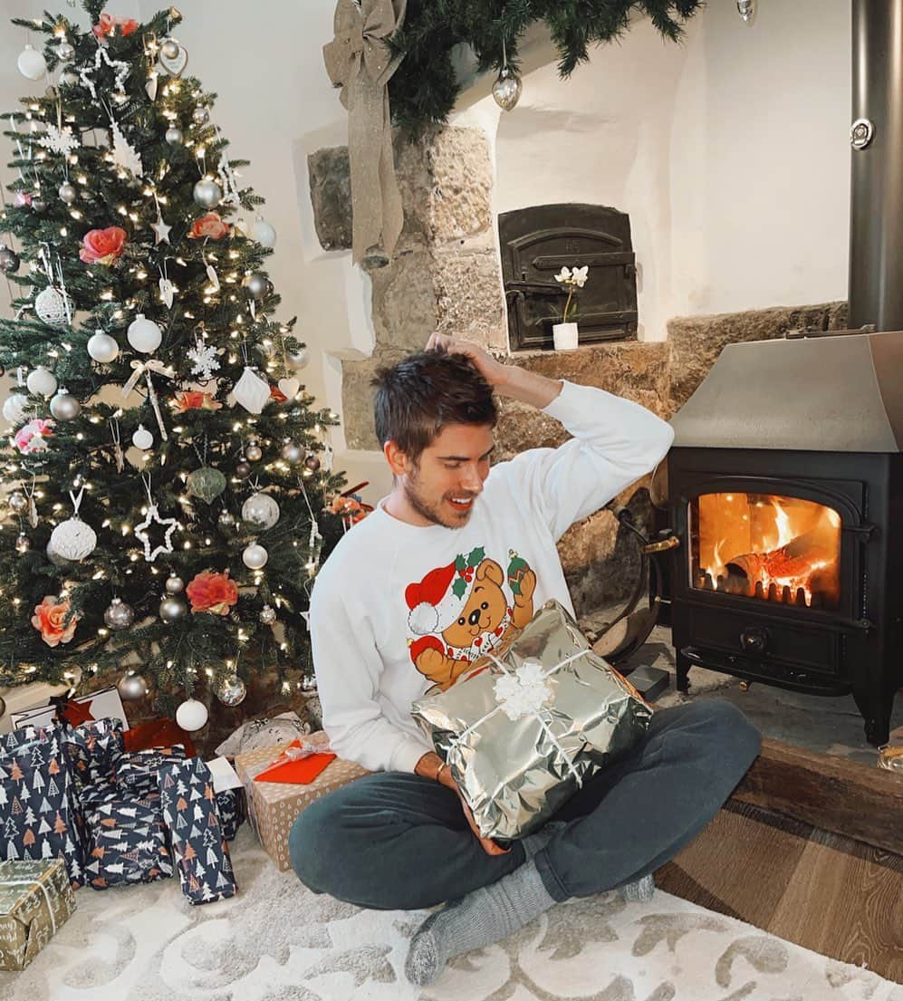 ジョーイ・グレーセッファのインスタグラム：「Merry Cottage Christmas! 🎄Can’t believe Santa found me all the way out here in the countryside 😅」