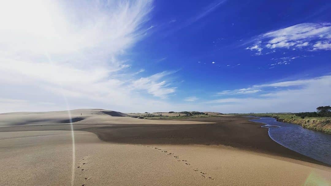 マヌ・ジノビリのインスタグラム：「🇦🇷Feliz Navidad amigos! Ya en el país con ganas de disfrutar del verano con mi gente. ⛱️ 🇺🇲Merry Christmas everbody! Wish you all happy and safe holidays from ARG. ⛱️」