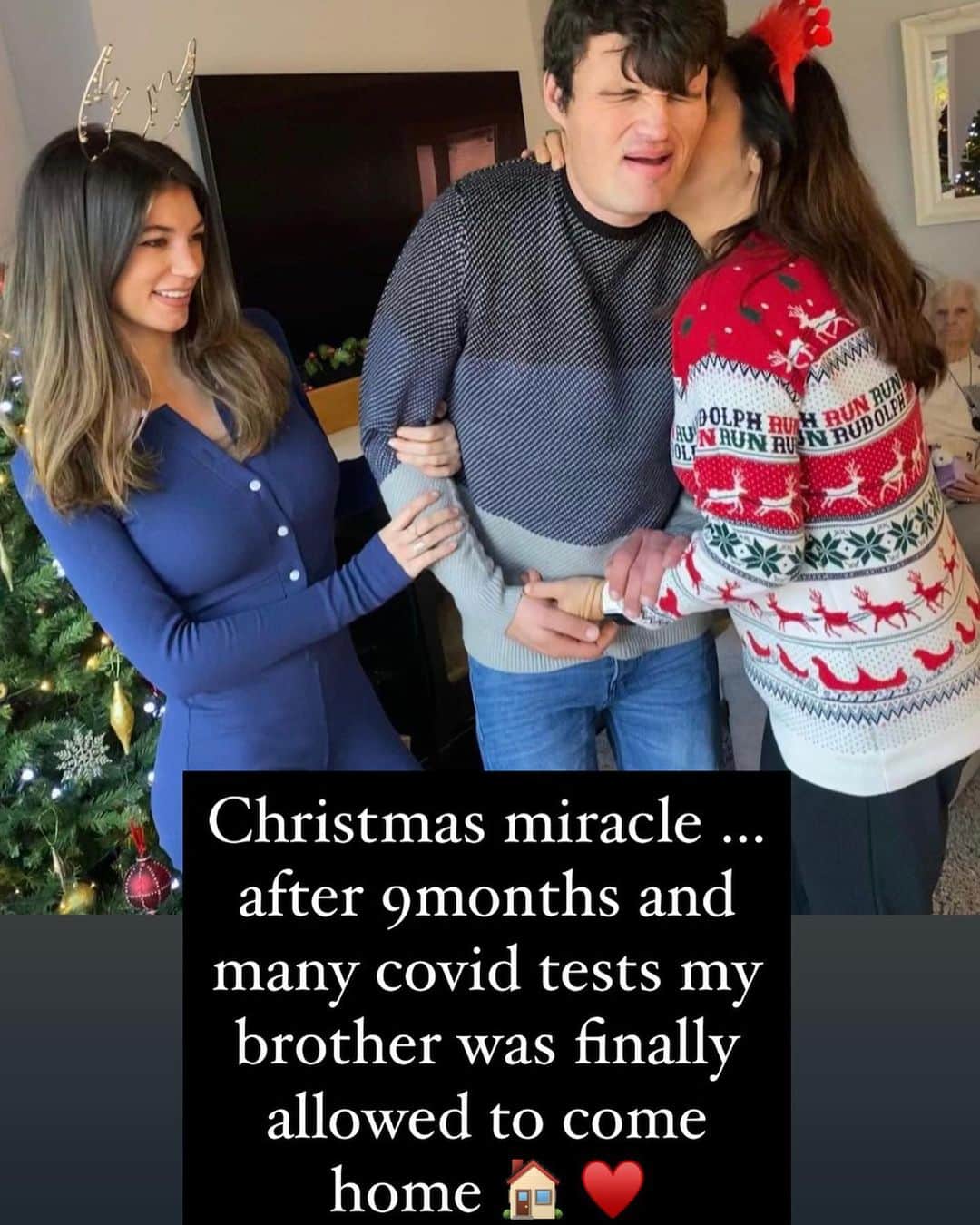 エイミー・ウィラートンのインスタグラム：「Couldn’t have asked for a better present than knowing he was finally allowed home 🏡... it’s been my first Christmas away from my family this year... & although it’s been strange ( like most of 2020) it’s been wonderful with new additions and new hope 🎄🙏 lI hope everyone found their light somewhere today ✨🎄🎁 ... Hardly touched my phone so all I have to show you is an exhausted Dem after her first very exciting Xmas ♥️#firstchristmas #positivevibes #merrychristmaseveryone ....Ps thank you SO much to everyone who signed the petition ♥️♥️♥️♥️」