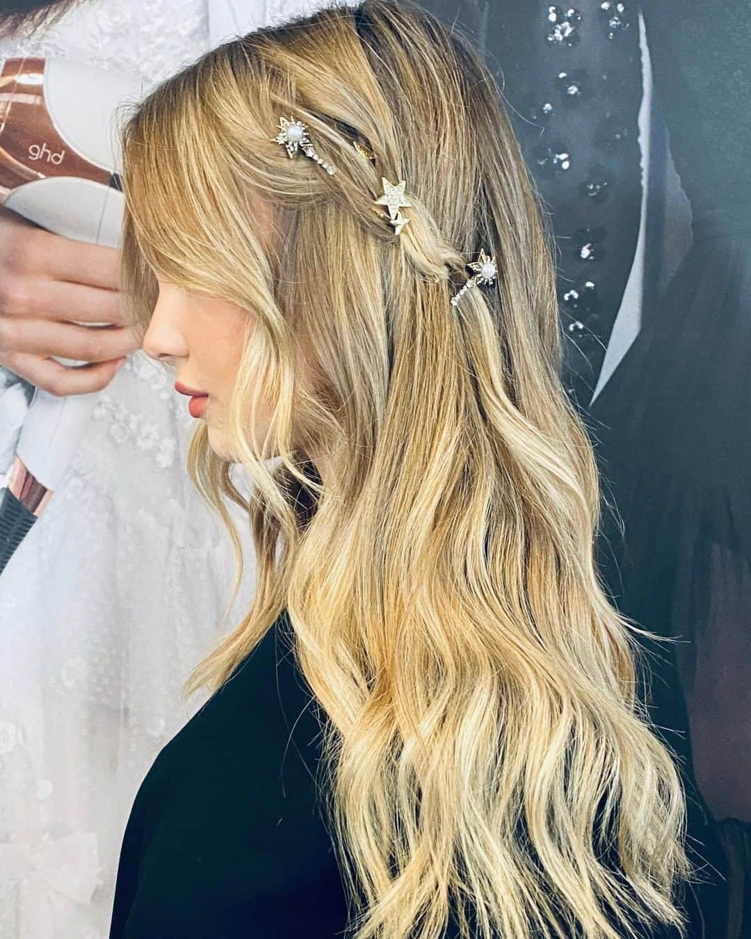 ghd hairさんのインスタグラム写真 - (ghd hairInstagram)「Embellished waves = a Christmas Day go-to look ✨😍 Styled using #ghdplatinumplus by @patrickwilson 🥂  #ghd #ghdhairpro #hairgoals #hairstyling #notjustastraightener #christmasday #hairenvy #partyseason」12月26日 4時25分 - ghdhair