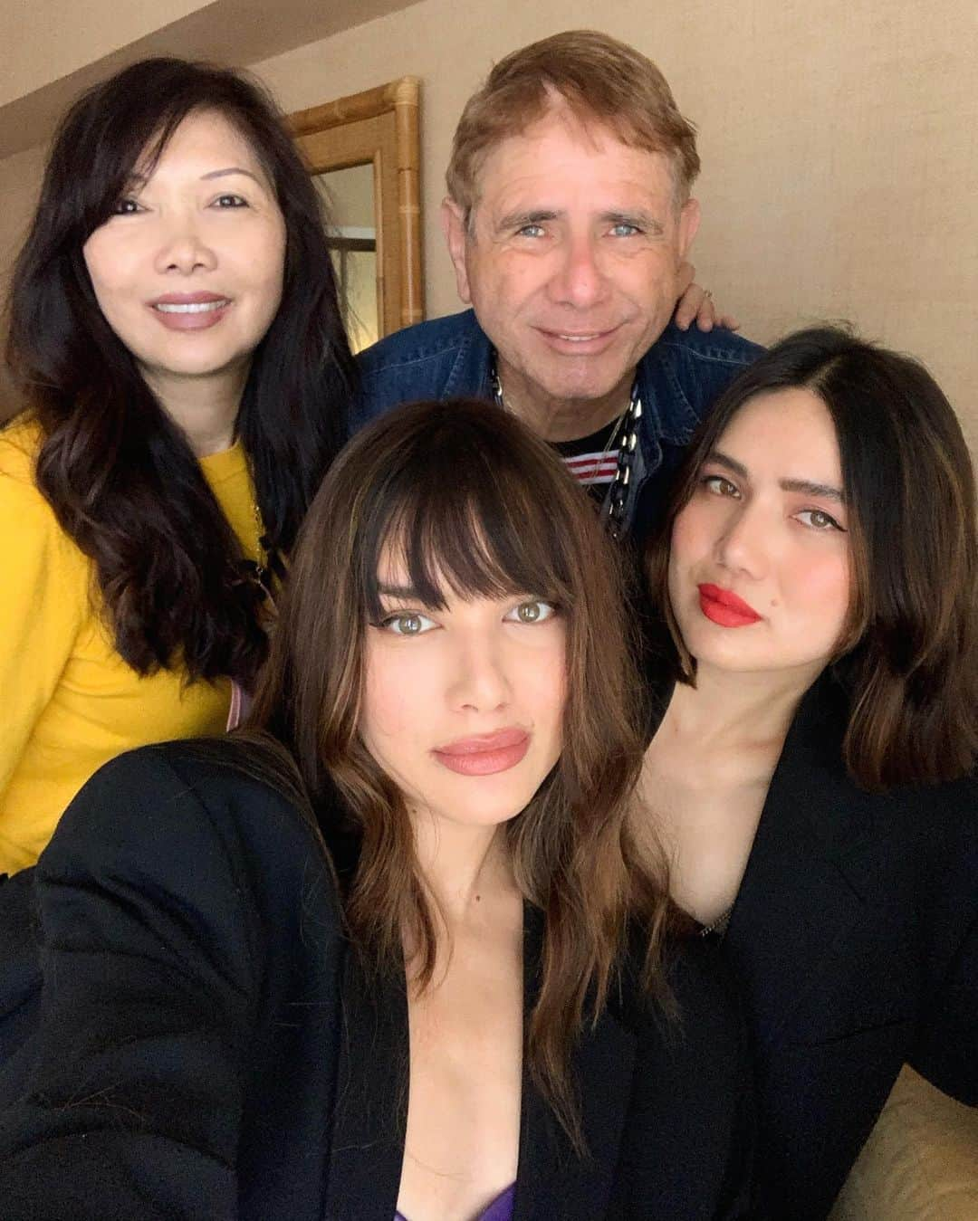 ナタリー・スアレスさんのインスタグラム写真 - (ナタリー・スアレスInstagram)「We a kooky bunch!! Grateful to safely be with family and hope the same for all of you! #TeamSuarez #SuarezSisters」12月26日 4時20分 - natalieoffduty