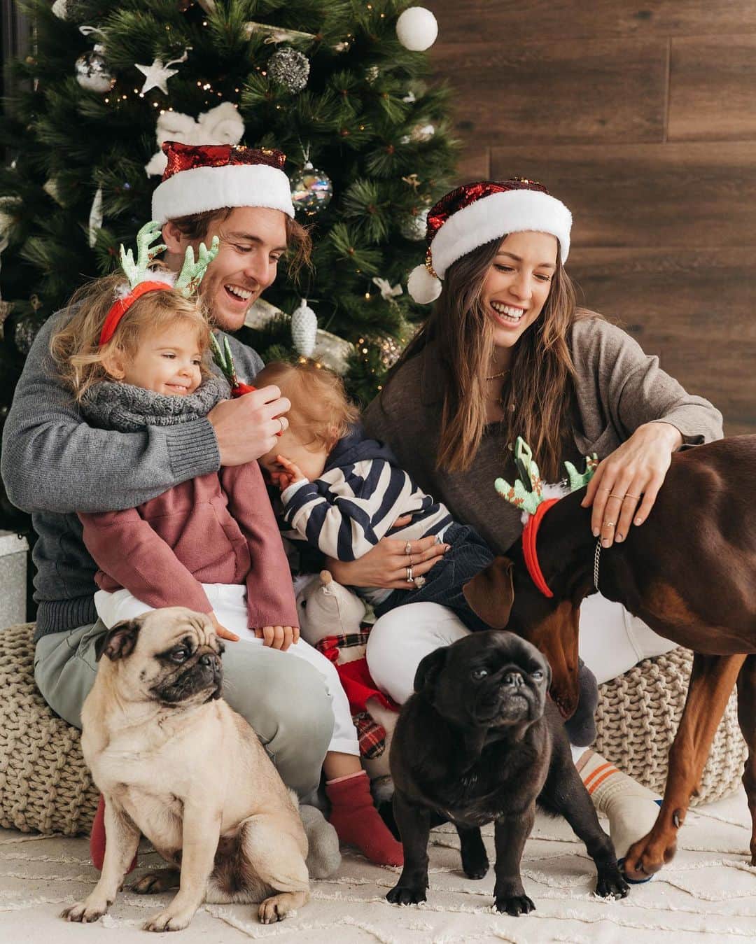 イバイ・ゴメスさんのインスタグラム写真 - (イバイ・ゴメスInstagram)「Ekerrik asko Olentzero eta Mari Domingi! 🎁  Parece que hemos sido todos demasiado buenos y nos habéis vuelto a regalar un día en familia inolvidable ❤️ • ¿Qué tal se han portado con vosotr@s? 🙏🏻」12月26日 4時22分 - ibaigomez