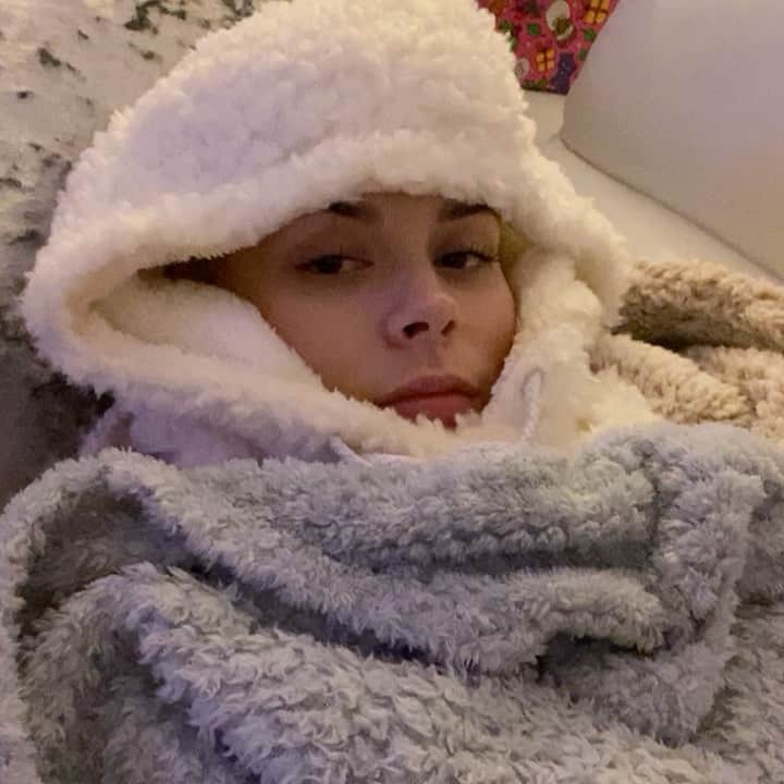 ニーナ・ネスビットのインスタグラム：「when the christmas dinner hits 🥴 lol can’t even watch the tv cause I’m too full to focus」