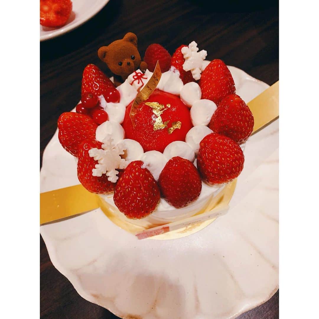 MACOのインスタグラム：「Merry Christmasも おわったねー🎂^ ^ 目が冴えちゃって深夜4時半投稿。  @louange_tokyo のケーキ 可愛かった。🧸♡」