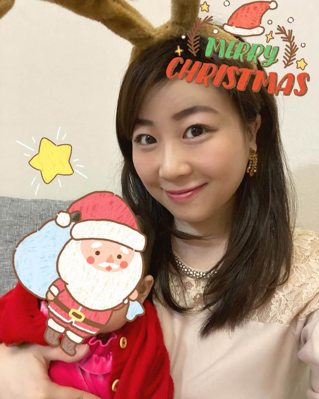 金谷有希子のインスタグラム：「. . .【トナカイな日】神奈川県庁会議 .メリ〜クリスマース❣️今年はステイホーム、家でまったり。可愛い2人のサンタを引き連れて、私はトナカイをしていました(あれ？なんか逆w) . ご飯はクリスマスの定番チキンに、たまごサラダ、キッシュ、オードブル、そしてケーキを作りましたよ。 . そしてお待ちかねのプレゼントタイムは、私たち夫婦＋じいじ(義父さん)＋じぃじばぁば(My両親)サンタからもらいました😚ちなみに私たち夫婦が選んだのは知育パッド❗️学習的な要素が多いので、英語や日本語が遊びながら学べるとのことで購入しました😹(※完全に親目線で買っちゃいましたねw) 最近のおもちゃは凄いなぁですね✨ . さて、今週はオンラインで、今年最後の神奈川県のアンバサダーミーティングがありました。 . .コロナにより私達のアンバサダー活動の仕方もドンドン変わってきています✨一層健康に意識が向く時❗️コロナ禍だからこそ、未病についてもより深く知ってもらえるよう来年も頑張っていきたいと思いました。 . . #クリスマス #トナカイ #サンタクロース #知育パッド #神奈川県 #神奈川 #未病スタイル #mebyoスタイル #神奈川mebyoスタイルアンバサダー #フリーアナウンサー #ママアナウンサー #今年ラスト #会議」