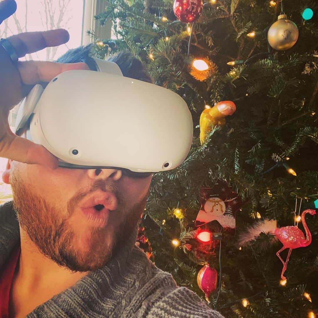 ドミニク・バーンズのインスタグラム：「Ok @facebook, this @oculus is seriously bad ass! Thanks Santa for my awesome gift! You are the best 🎅🏼🐻 !  . . . . . #oculus #christmas #gift #vr #facebook #fb #gaming #quest2 #awesome #presents #happy #santa #bear #love #tinsel #holly #xmas」