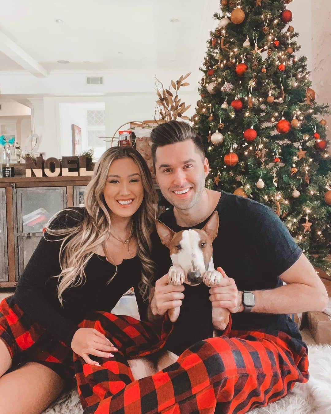 のインスタグラム：「merry christmas from our lil fam to yours ❤️ missing my canadian fam big time, but brighter and safer days ahead are getting me through. Sending so much love to those of you in similar difficult situations and hope you’re making the best of this holiday 🎄🎅🏼❤️」