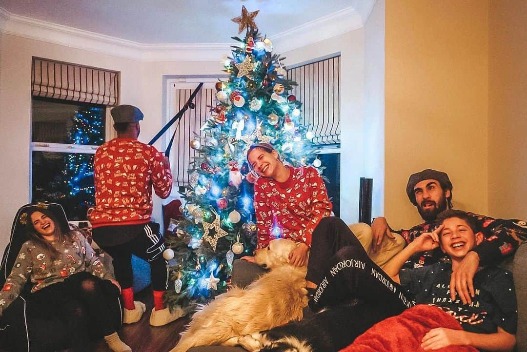 アンドレ・ゴメスのインスタグラム：「2020 Christmas got us like 🥴😬」