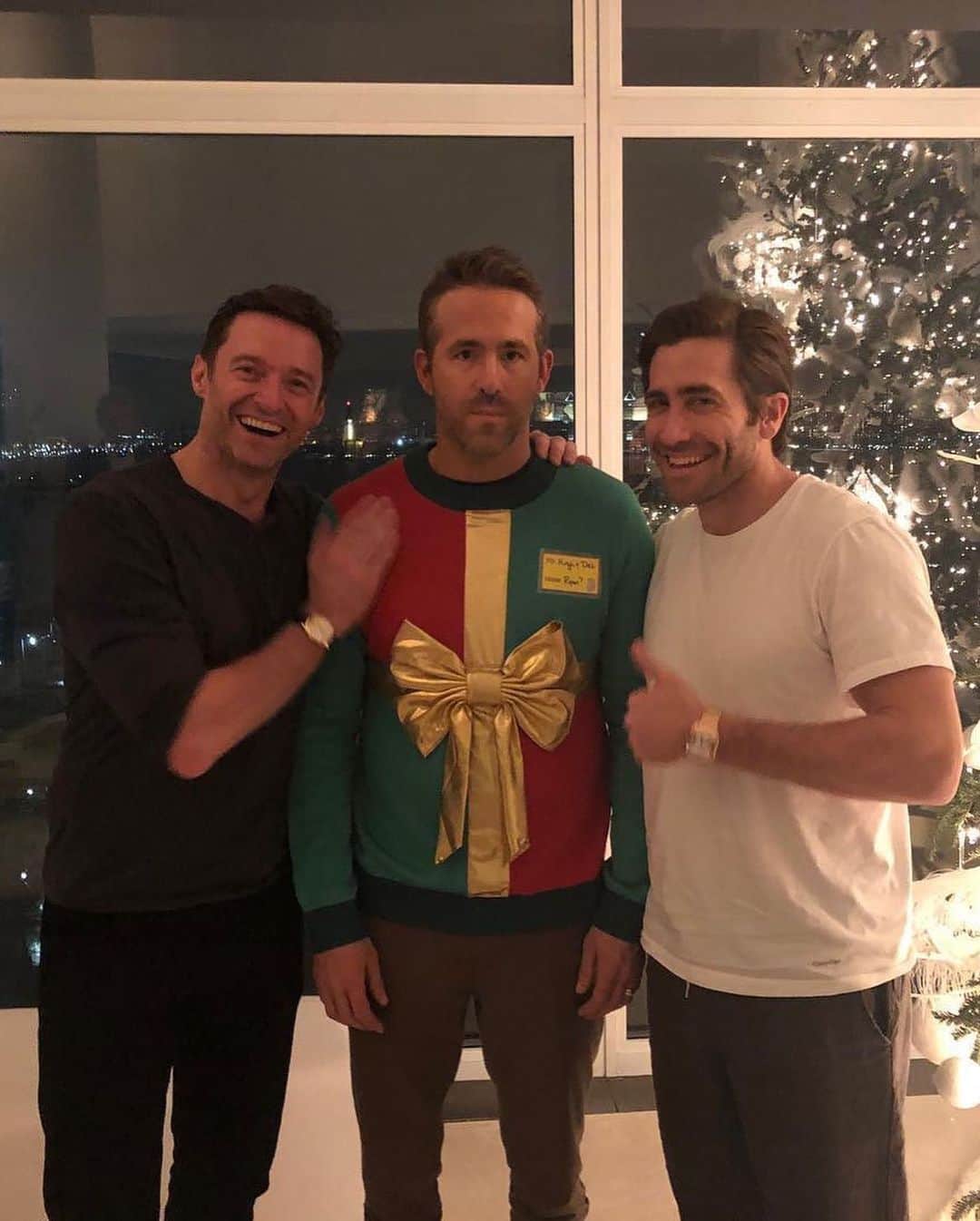 E! Onlineさんのインスタグラム写真 - (E! OnlineInstagram)「This friendship is a gift to us all. We bow down to you, Hugh and Jake. (📷: 2018/Instagram)」12月26日 5時01分 - enews