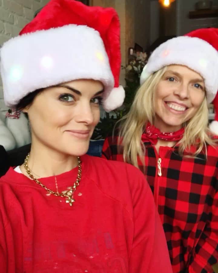 ジェイミー・アレクサンダーのインスタグラム：「Happy Christmas from these two Christmas nuts!! 😂 I’m so grateful @michellemccrmck and I tested negative so we could spend this day together. Feeling very grateful🙏🏻🎄⛄️ Sending out so much love to you and those you hold dear. #bff #christmas #2020 #NYC」