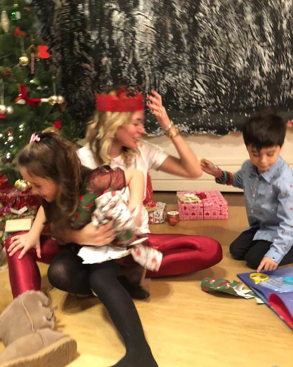 サラ・フェルバーバウムのインスタグラム：「Me and my twins  . . . . #tommasoandsophia #twins #family」