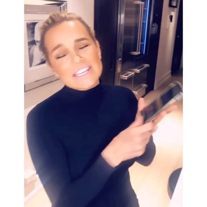 ヨランダ・ハディッドのインスタグラム：「❤️Still my favorite Christmas song of al times..... @andreabocelliofficial @therealmaryjblige」