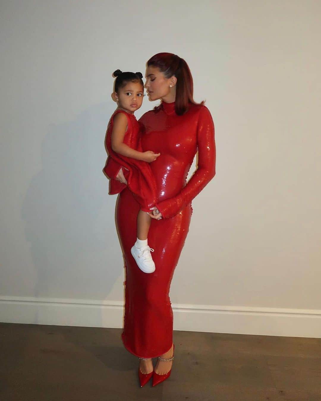 Just Jaredさんのインスタグラム写真 - (Just JaredInstagram)「@kyliejenner looks red hot while dressed up for her family’s Christmas Eve dinner. Her daughter Stormi wore a matching outfit! #KylieJenner #StormiWebster Photos: @kyliejenner」12月26日 4時58分 - justjared