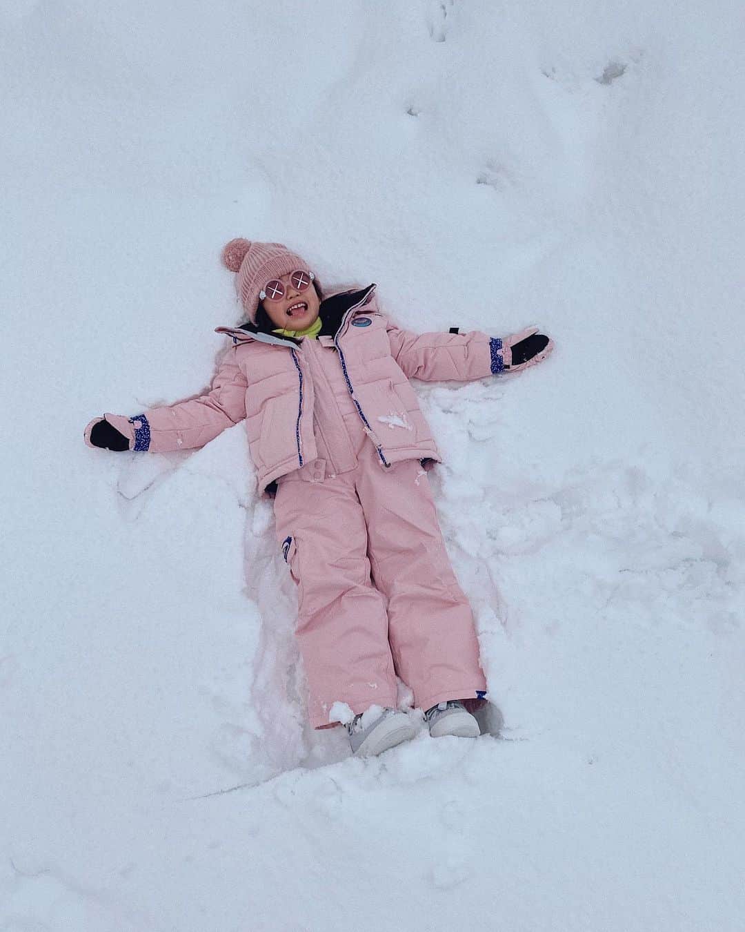 翁安芸さんのインスタグラム写真 - (翁安芸Instagram)「My (not so) little snow angel💕  Love her xx shades💖💖💖  #merrychristmas #myangel #happygirl #kidssunglasses #kaws #sonsanddaughters #roxy #nativeshoes」12月25日 20時17分 - akinyc
