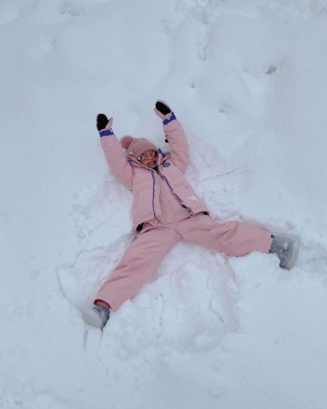 翁安芸さんのインスタグラム写真 - (翁安芸Instagram)「My (not so) little snow angel💕  Love her xx shades💖💖💖  #merrychristmas #myangel #happygirl #kidssunglasses #kaws #sonsanddaughters #roxy #nativeshoes」12月25日 20時17分 - akinyc