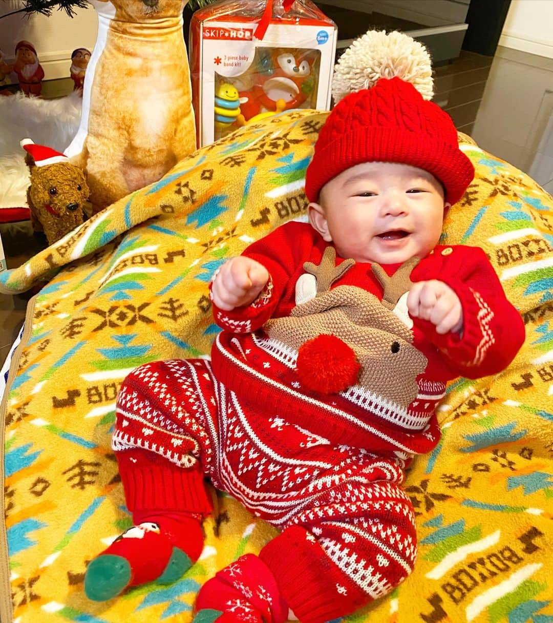 DJ JUICYさんのインスタグラム写真 - (DJ JUICYInstagram)「メリークリスマス2020🎄❤️✨  小さな小さな、私のサンタさん🎅  JUICYくんとバトンタッチした息子👶🐩💙✨  2人居てくれたら、もっと幸せだったのかな...とか寂しくなるけど。。。  ジューシーくんがリアルに再現されたクッションを🎁しました❣️  ばぁば達からも、可愛いプレゼントもらったね🤗💕  そしてこの可愛い真っ赤なトナカイファッション❤️  もう来年はサイズ小さくなって着れないと思うと...  写真撮りまくり🤳😆❤️❤️❤️  #メリークリスマス #クリスマスプレゼント  #初めてのクリスマス #息子#トナカイ#クリスマスファッション#生後3か月」12月25日 20時19分 - dj_juicy0912