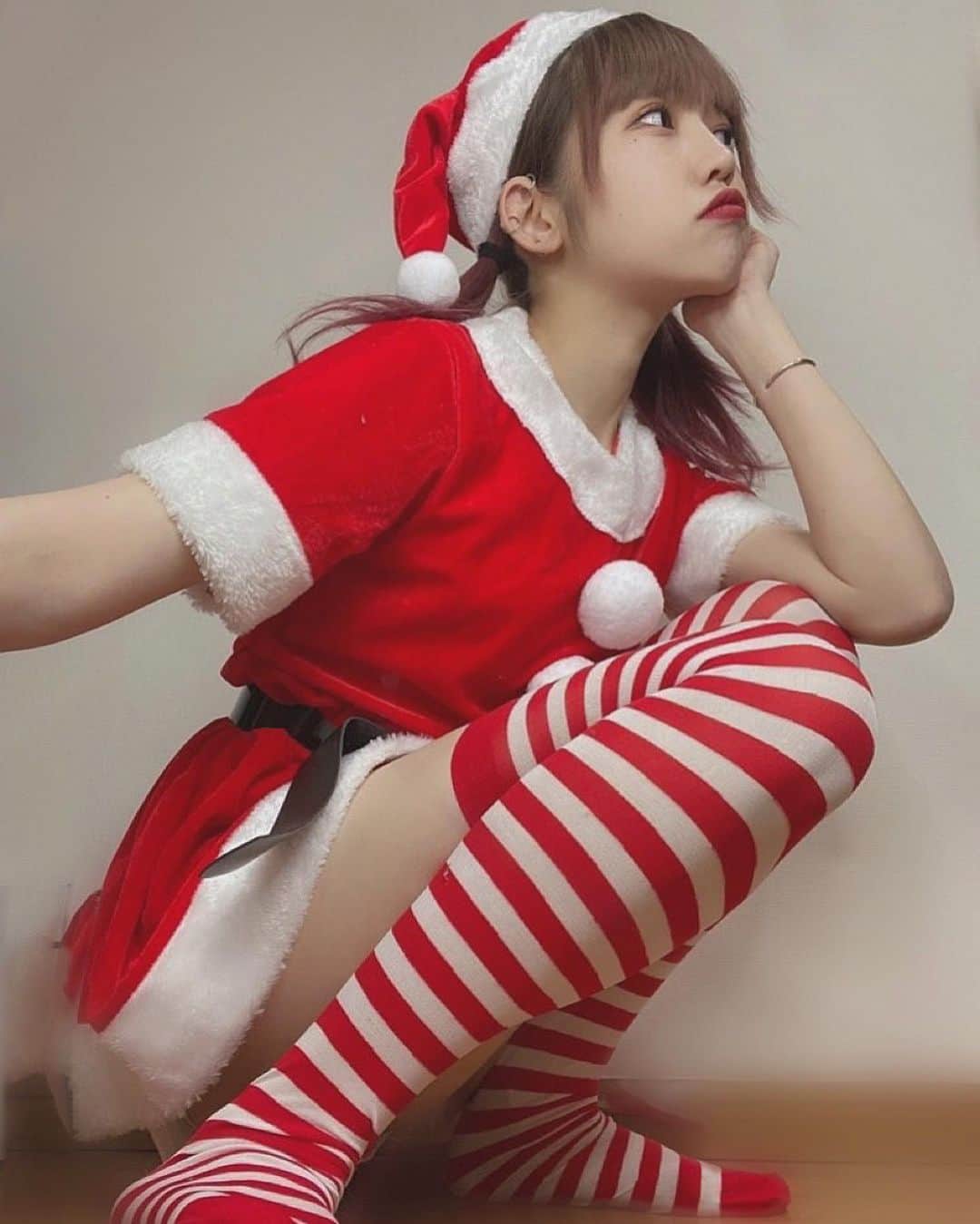 戸田ころね さんのインスタグラム写真 - (戸田ころね Instagram)「merry christmas🤍  こんなご時世もあるし、私も皆の前に立てる機会が少ないけど、これからも末永く皆に愛とか希望とか夢をサンタの代わりに届けるよ~ご利益がある女なので、は？安心して好きで居てな~メリクリ  #クリスマス #クリスマスパーティー  #クリスマスプレゼント  #メリークリスマス  #サンタコス  #サンタクロース  #ツインテール #コスプレ #merrychristmas  #christmas #xmas」12月25日 20時19分 - toda.corone
