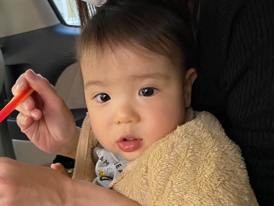 赤谷奈緒子さんのインスタグラム写真 - (赤谷奈緒子Instagram)「今日は少しだけ一緒にお仕事でした☺︎☀️☀️ . . #生後11ヶ月#クリスマス #merrychristmas #🎄 #🎅  #今日は暑かったからよかったけど #早く👶くんのアウター買わねば…🙃🙂 #前に90㌢買ったけどまだまだおおきすぎたね🙂」12月25日 20時19分 - naokoakatani