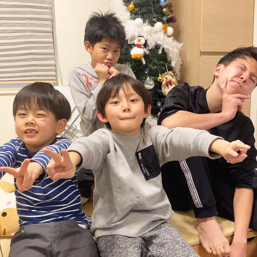 ブラザー4チャンネルのインスタグラム：「メリークリスマス🎄﻿ ﻿ 今年も賑やかなクリスマスになりました✨﻿ ﻿ お家で楽しい話しをしながらご飯食べて、﻿ いつもは1個づつのアイスを少し多めに食べながら、みんなで風の谷のナウシカを鑑賞予定です…😊﻿ ﻿ brother4のみんなは明日から冬休み！﻿ ﻿ 皆さんも今年色々頑張った自分に、たくさんご褒美してあげてくださいね✨﻿ ﻿ ﻿ #brother4﻿ #クリスマス﻿ #お家でパーティー﻿ #ご褒美﻿」