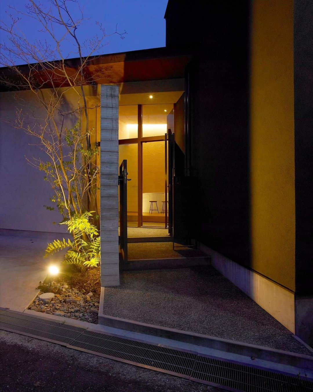 ザウス住宅プロデュースさんのインスタグラム写真 - (ザウス住宅プロデュースInstagram)「…中庭のある家：大阪    •  建物を花器に見立て繊細な樹木を用い、生け花のように配することで庭と建物の良さを引き立てています。 　　　 設計：株式会社フジハラアーキテクツ 撮影：杉野圭   　　　 #中庭のある家 #藤原誠司 #杉野圭 #荻野寿也 #ザウス#建築#建築家との家づくり#暮らしを楽しむ #home#architecture#design#zaus 　 Merry🎄✨Christmas  2020.12.25」12月25日 20時19分 - zaus_producer