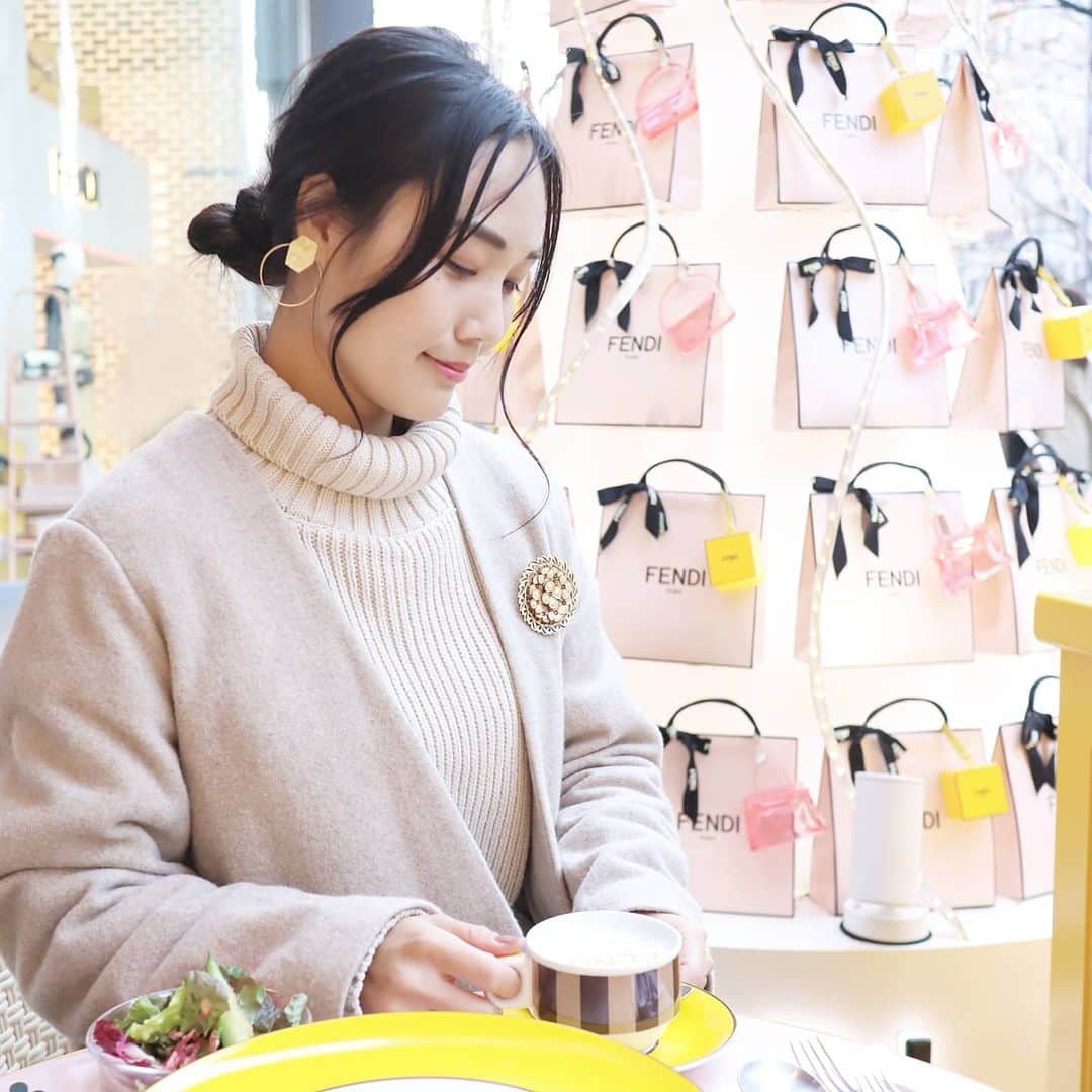 Eri Satoのインスタグラム：「Merry X'mas💛 · 先日 @haruru0724 と一緒に行ったFENDIカフェ☕ 可愛かったな～✨ インスタグラマーの皆が紹介するもんだから、すっごい行列だったよ？？？🤣 · FENDIカフェは表参道のアニヴェルセルで明後日27日までの期間限定です！ 1時間制であっという間なので気を付けて😇 · 毎年クリスマスなに買おうかなと思いながら、特に決められず終わってしまう🙄 物より時間がほしいわ… · #FENDIカフェ#FENDI#表参道#表参道カフェ#カフェ#カフェ好きな人と繋がりたい#カフェ巡り#アニヴェルセルカフェ」
