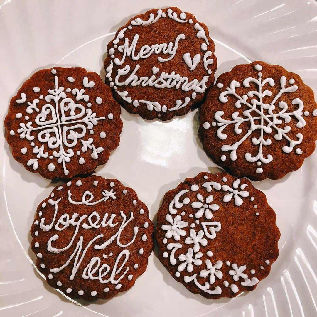 赤堀製菓専門学校さんのインスタグラム写真 - (赤堀製菓専門学校Instagram)「Merry Xmas🎄🍰❄︎  皆様クリスマスはいかがお過ごしですか？学校は可愛いアイシングクッキーが出来あがりました♡  1色のシンプルなアイシングクッキーですがデザインでクリスマスを表現してみました✨✨ スパイスが効いたクッキーはクリスマスによく見かけます♡ クリスマスがきたなー！！って感じがして好きなんです(*´꒳`*)✨  学校は明日を最後にしばらく閉館になります。2021年も素敵なお菓子を沢山お届けできたらいいな♡  皆様よいお年をお迎えください！  Merry Christmas& Have a nice year.  野口🦄💜  #クリスマス #まだまにあう #クッキー #プレゼント #美味しい #🍪 #❤️ #アイシングクッキー #デザイン #雪 #雪の結晶 #白 #オシャレ #お菓子作り好きな人と繋がりたい #パティシエカメラ部 #メリークリスマス #🎄 #ひとりじゃない#みんな #一緒に #授業 #してた」12月25日 20時21分 - akahoriseika