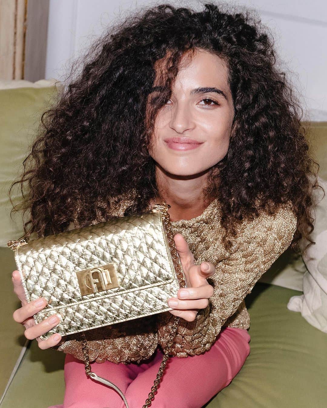 フルラさんのインスタグラム写真 - (フルラInstagram)「Happy Holidays from Furla and @chiarascelsi. Make your loved ones feel extra special this year.   #thefurlasociety #furlafeeling #furlagift #newcollection #furla #accessories #fashion」12月25日 20時22分 - furla