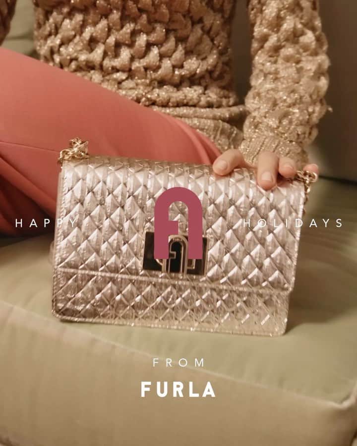 フルラのインスタグラム：「Happy Holidays from Furla and @chiarascelsi. Make your loved ones feel extra special this year.   #thefurlasociety #furlafeeling #furlagift #newcollection #furla #accessories #fashion」