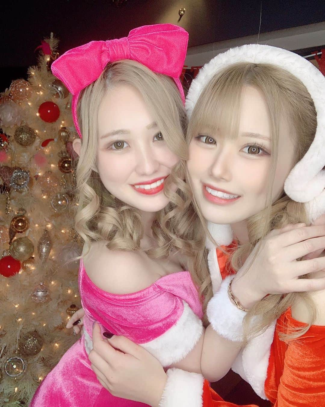 VENETTOKYOさんのインスタグラム写真 - (VENETTOKYOInstagram)「🎄✨🎅✨🎁✨🎂✨ . ベネ東京クリスマスevent1日目ダイジェスト🎄 . 12月24日(木)〜25日(金)の2日間限定のスペシャルイベントです✨ . ご紹介するキャストさんは『きららさん・みらいさん』☺️ . 可愛いサンタさんやトナカイさんがいっぱい😍これは見ないと損です❗️😫. 今宵も是非聖なる夜をベネ東京で🤩 . . ベネ東京はお客様に特別な時間、最高のサービスをご提供致します🍾 本日も25時まで営業しております！皆様のご来店心よりお待ちしております☺️ . . VENET TOKYO SHINJUKU 160-0021 東京都 新宿区歌舞伎町2-10-8 ゆきざきビル5Ｆ 03-5273-2424 . #きらら#みらい#クリスマス#可愛いサンタ#クリスマスイベント#ベネチアン#ベネ#ベネ東京#ベネ東京新宿#venettokyo#福岡#中洲#東京#六本木#新宿#歌舞伎町#銀座#横浜#大阪#北新地#キャバクラ#クラブ#ラウンジ#キャバ嬢#ホスト#お酒#シャンパン#ワイン#かわいい#ネイル」12月25日 20時26分 - venet_shinjuku