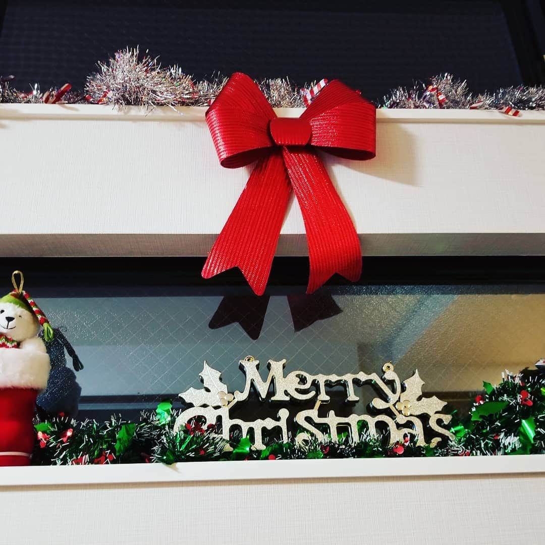 紘毅さんのインスタグラム写真 - (紘毅Instagram)「帰宅したらクリスマスの飾り付けが♪赤ちゃんにパパだよーっていったらめっちゃ笑ったのよ！！たまらん！！ 予約したケンタッキーとケーキで初の家族パーティ開始！」12月25日 20時27分 - hirokinginging