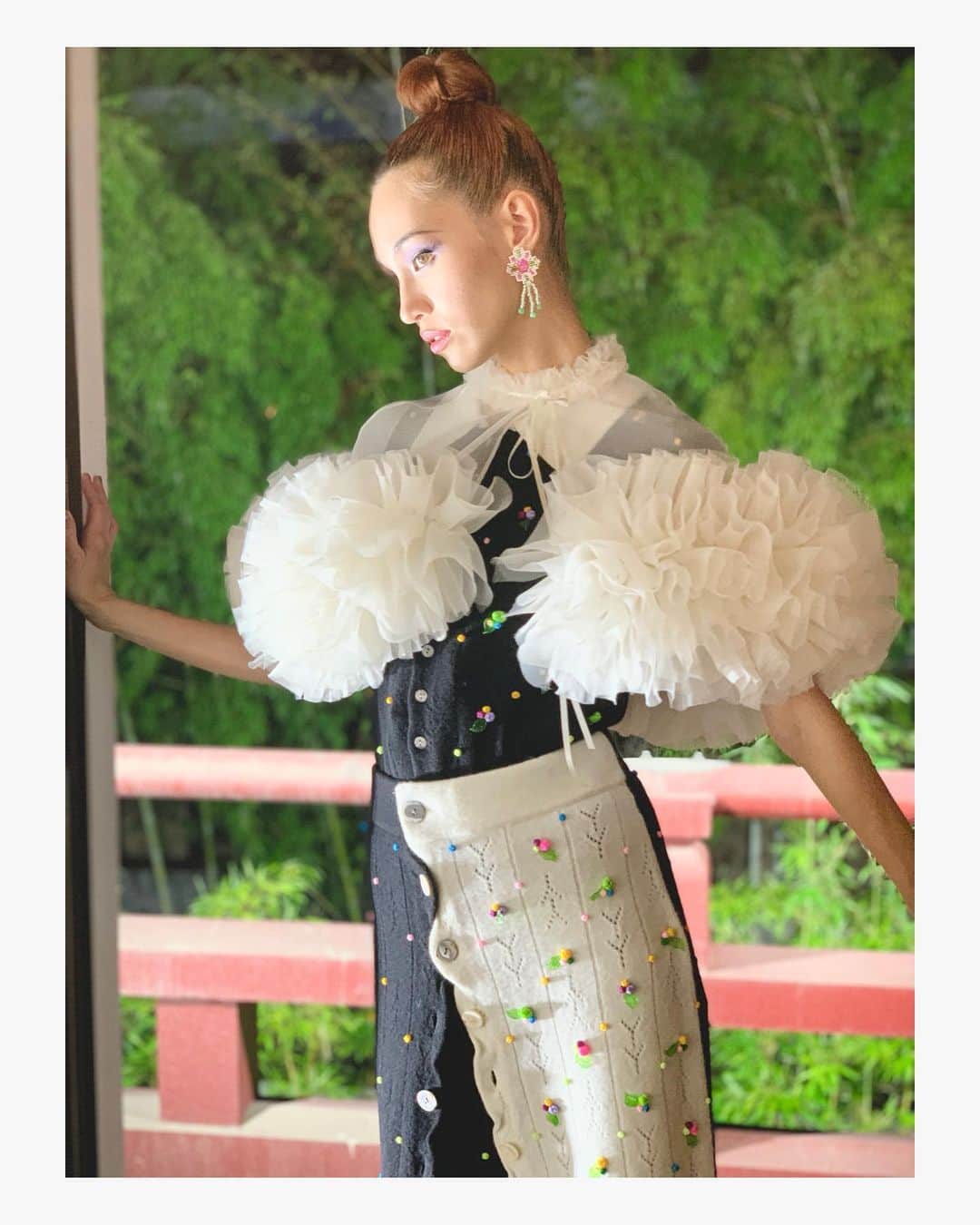 Shun Watanabeのインスタグラム：「Wishing you love,peace,healthy and joy this holiday season and throughout 2021🤍🎄🖤 @i_am_kiko wearing @tomo_koizumi  @yanyanknits @_yueqiqi  Hair make up @rieshiraishi1220  Styling and Photo @shun_watanabe  #happyholiday」