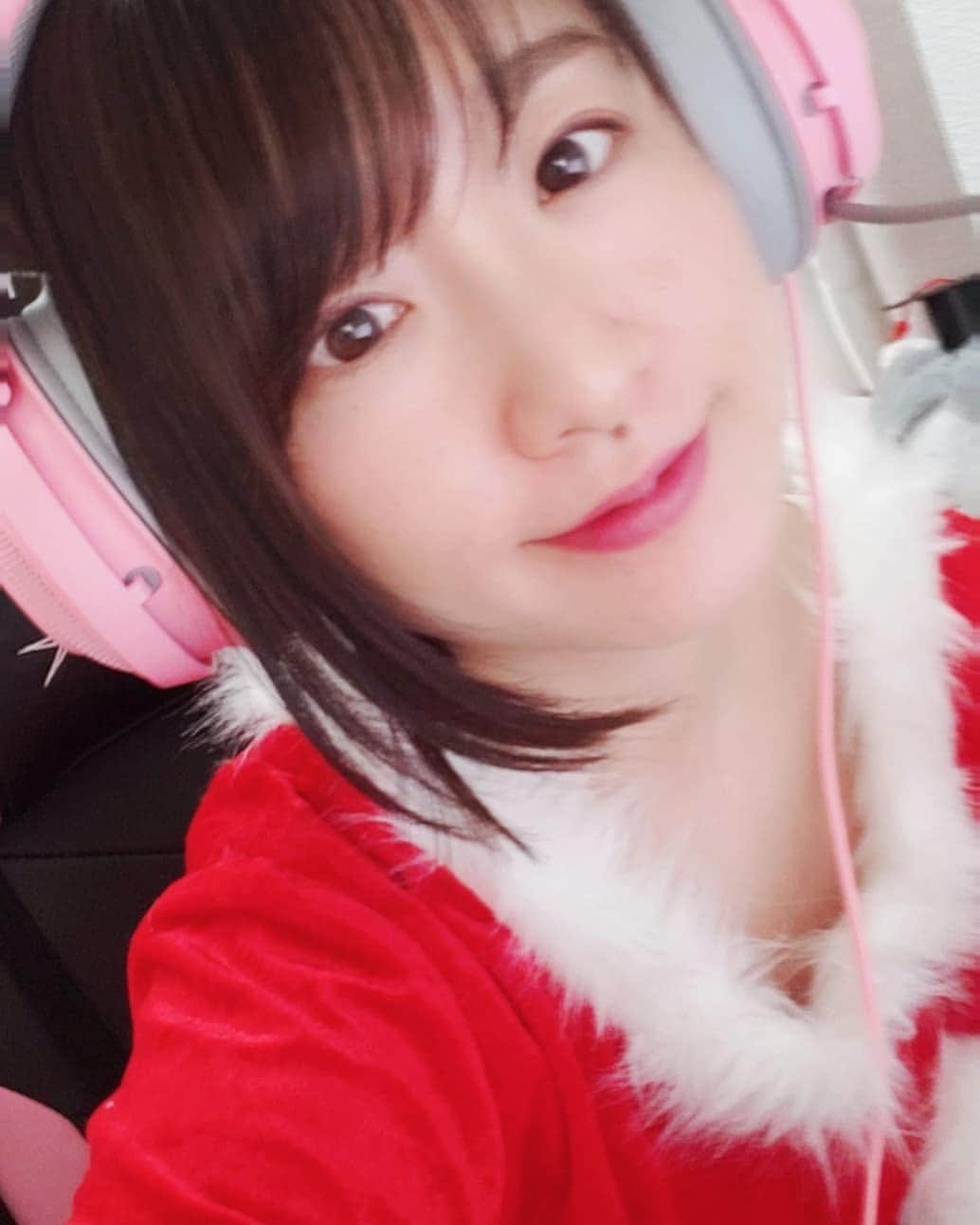葉山いくみのインスタグラム：「メリークリスマスー！🎄🎅🎁✨ 昨日は5時間ほどの長時間配信にお付き合いいただきありがとうございました！ 去年の私だったら想像もしなかったようなクリスマスになりました。 楽しかった！ サンタなんてなかなかしないからレアですどうぞ！！！！！」
